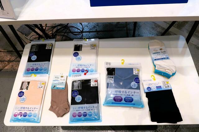 旭化成アドバンス株式会社と共同開発製品「シン・呼吸するインナー」の展示には靴下もあり
