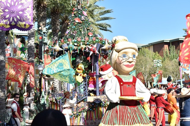 おばあちゃんの巨大人形も登場