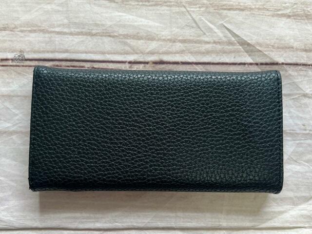 バックは装飾がないシンプルなデザイン