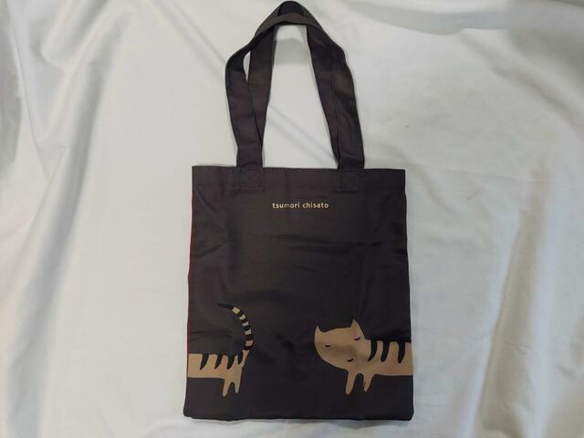 のほほんとした表情の猫のイラストが描かれていて、とても可愛らしい印象