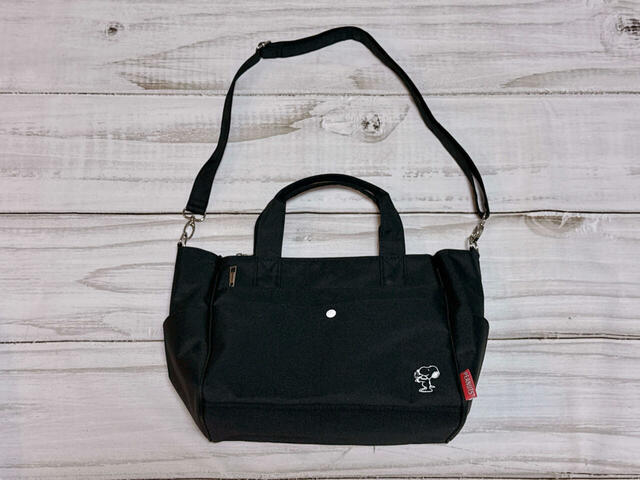 取り外し可能なショルダーストラップ付きで、手持ちとショルダーの2WAYで使える仕様