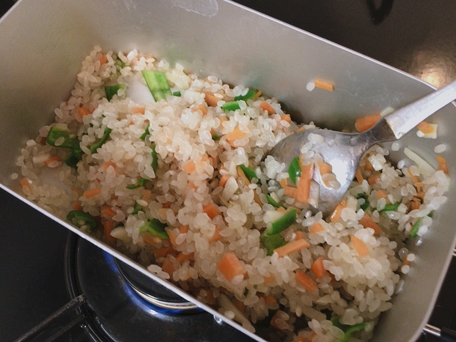 【エビとあさりのパエリア】炒めてから水を入れるのがポイント