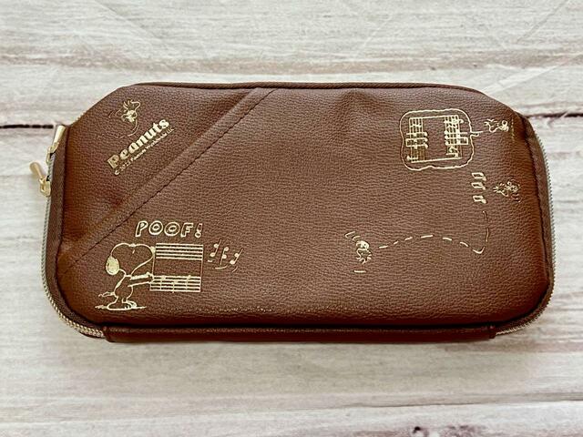 ブラウン×ゴールドのスヌーピーデザインが大人かわいい！【SNOOPY（スヌーピー）タテでもヨコでも持てる！スマホショルダーBOOK BROWN】