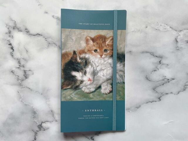 ブルーグリーンに猫の絵画がおしゃれなデザイン♪