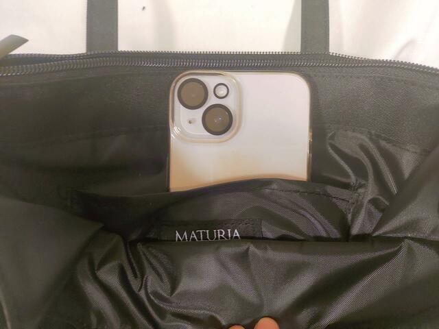 携帯、ハンカチなどが入る