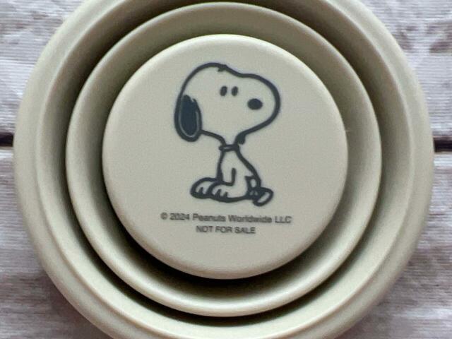 コップの底にスヌーピーのイラスト入り