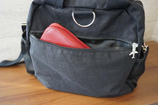 背面のポケットには長財布も入る