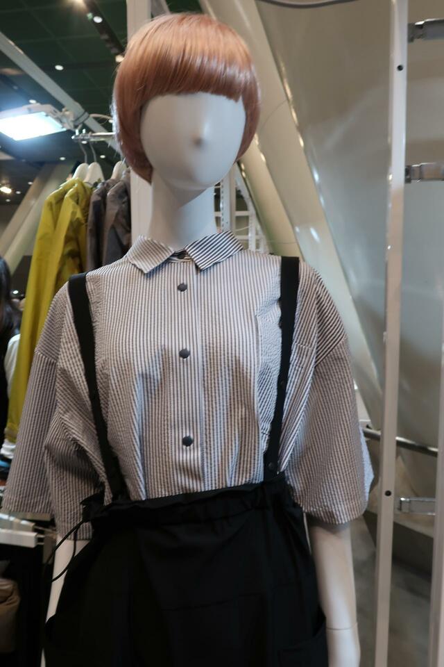 撥水サッカー半袖シャツをインしたコーディネート