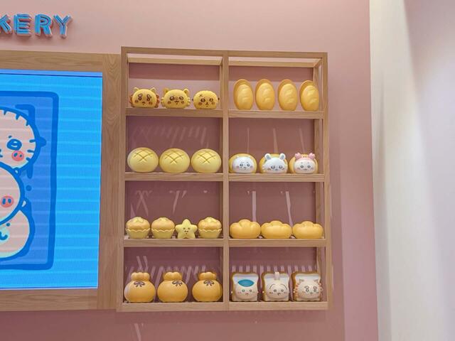 レジ奥の装飾も見逃し現金！パンになったちいかわたちがいます