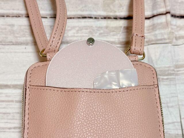 背面ポケットにはミラーを収納【VIS フラワーカットスマホショルダー PINK】