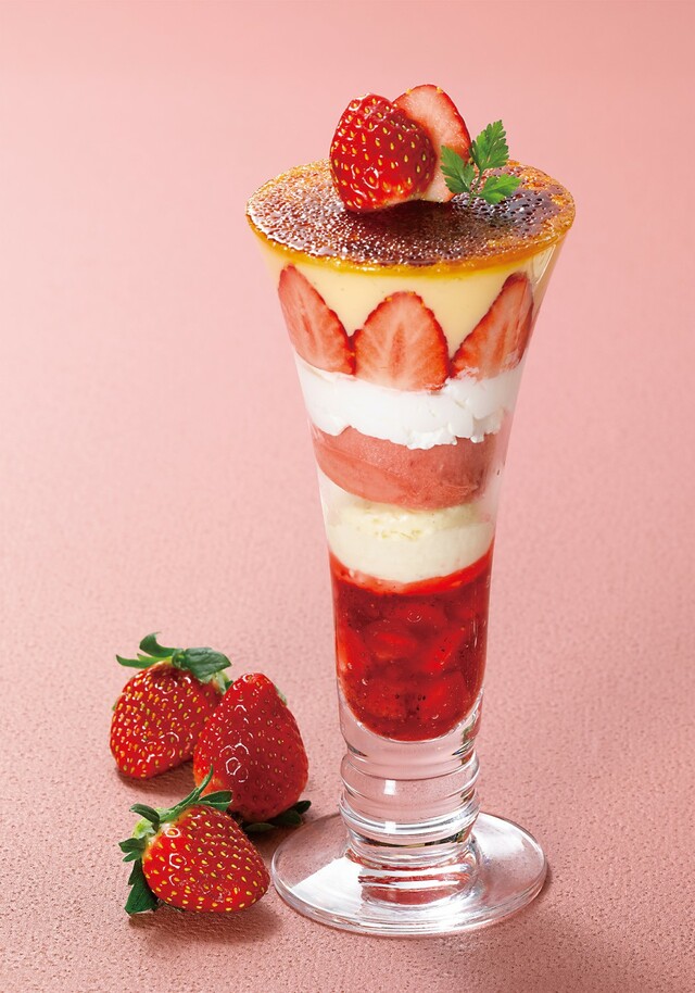 苺のブリュレパフェ 980円(税込1,078円)【ロイヤルホスト『苺 ~Sweet Strawberry 1st season~』】