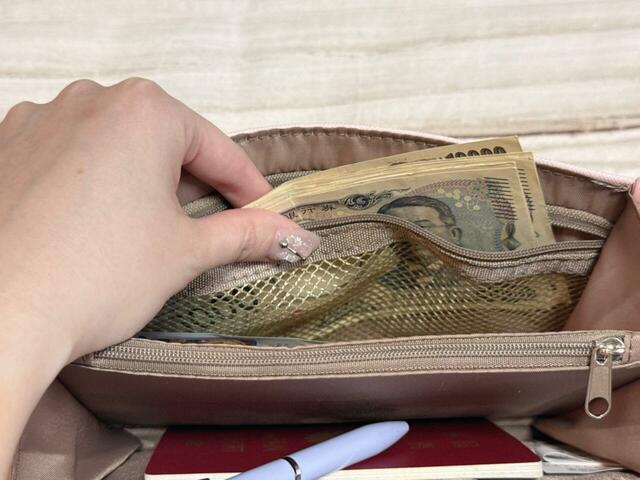 メッシュポケットには紙幣をイン