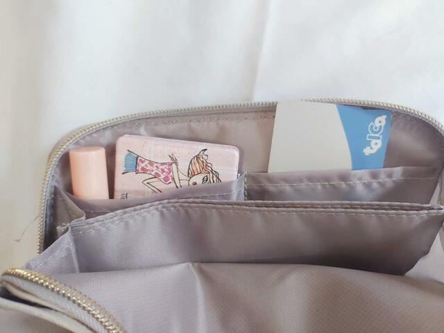 コスメなど、細々したものも入る