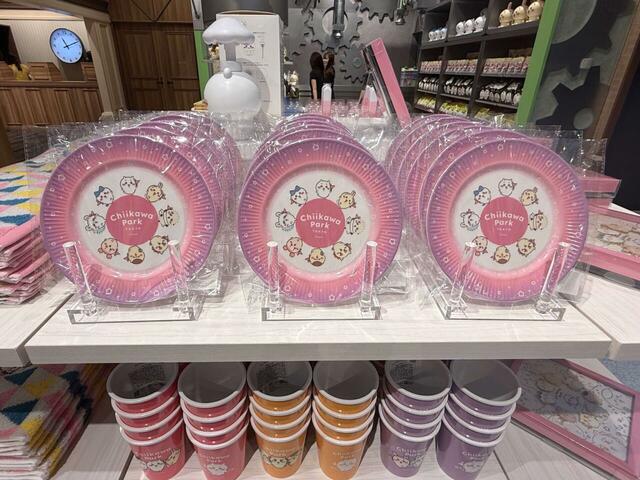 食器類も豊富。かわいいプラスチック製のお皿も展開されています