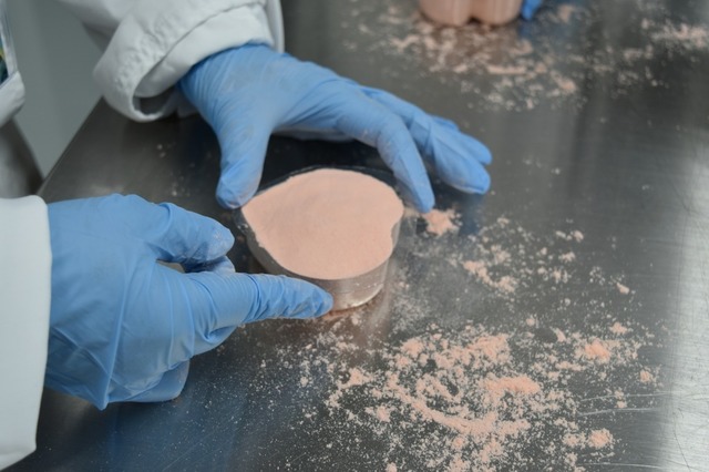 詰めたらギュッと押す