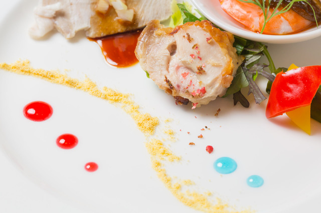 15周年のカラーをイメージしたソース。ブルーシロップとラズベリー、中心はターメリック