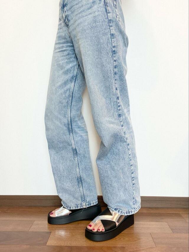 【niko and ... オリジナル厚底トングサンダル】特にパンツスタイルに合わせると、脚がスッキリきれいに見えるのでおすすめです