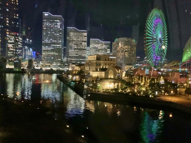 運河に映る夜景もキラキラ