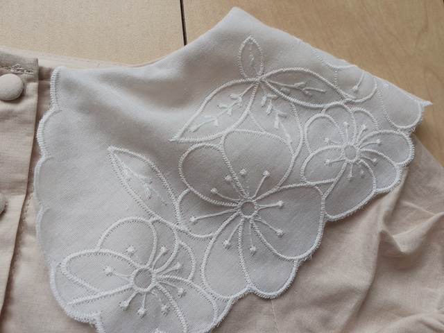 【ファッションセンターしまむら レース襟スモック】お花の刺繍がかわいい