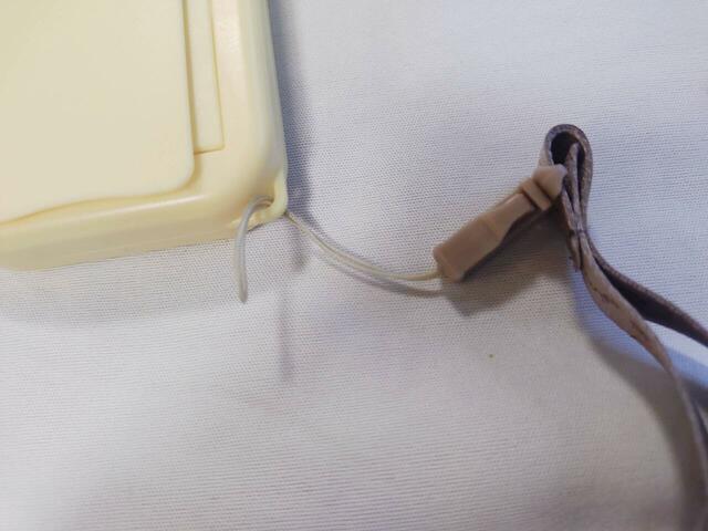 付属のストラップを取り付ける時は、裏面右下にある「取り付け部分」につけてください