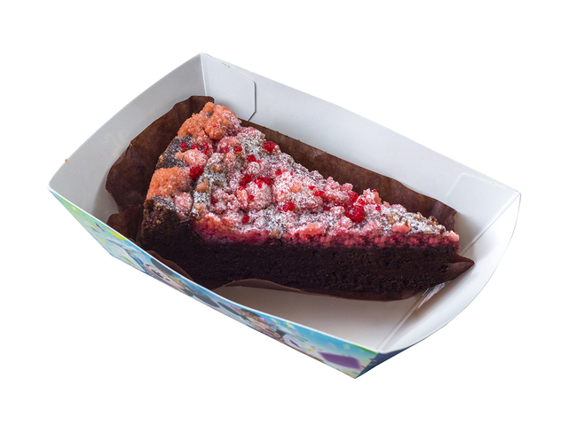 チョコとラズベリーのクランブルケーキ、スーベニアプレート付き 780円｜東京ディズニーランド「スウィートハート・カフェ」「ハングリーベア・レストラン」「グランマ・サラのキッチン」「トゥモローランド・テラス」「パン・ギャラティック・ピザ・ポート」「プラズマ・レイズ・ダイナー」、東京ディズニーシー「カフェ・ポルトフィーノ」「ザンビーニ・ブラザーズ・リストランテ」「マンマ・ビスコッティーズ・ベーカリー」「ニューヨーク・デリ」「ユカタン・ベースキャンプ・グリル」「カスバ・フードコート」｜東京ディズニーリゾート「ディズニー・クリスマス」