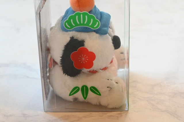 【『SNOOPY'S BROTHER OLAF 鏡餅オラフのぬいぐるみチャーム BOOK』（宝島社）】外装横。お正月ならではのモチーフ