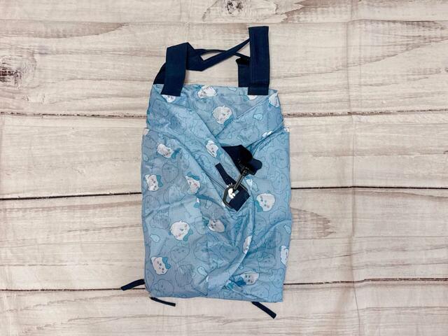 バッグをポケットの幅に合わせて縦に折ります