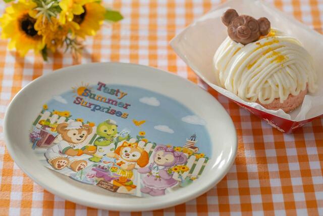 チーズクリームのモンブラン、スーベニアプレート付き 990円｜販売店舗：東京ディズニーシー「ケープコッド・クックオフ」｜ダッフィー＆フレンズのテイスティ・サマー・サプライズ