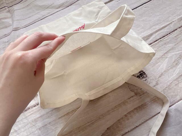 内側はポケットがないシンプルな作りです