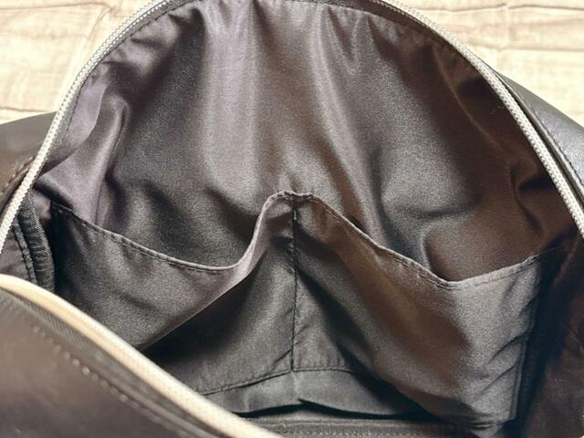 内側には2つのオープンポケットも。小物の整理に便利