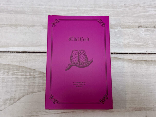 【カルディ 魔法辞書クッキー缶】紙のボックスも魔法辞書の雰囲気たっぷりのおしゃれなデザイン！