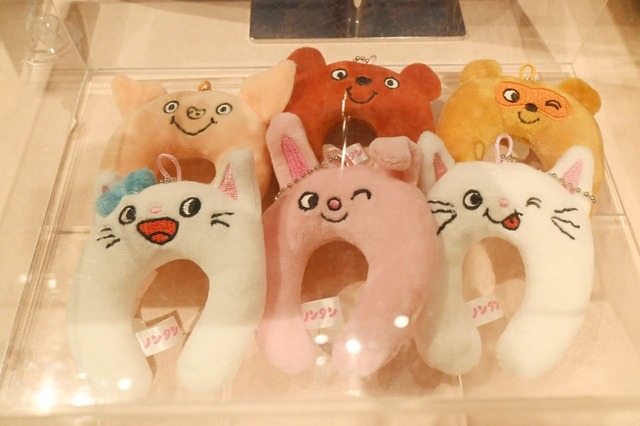 【「誕生50周年記念 ノンタン ずっとともだち!!!」展】ノンタン アクセサリー風キーホルダー（1,300円）／ノンタンのおともだちが大集合！