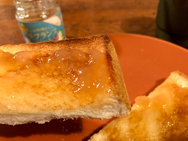 【カルディコーヒーファーム　果肉を味わうラ・フランスジャム】ごろごろ果実とトーストの組み合わせが美味しい