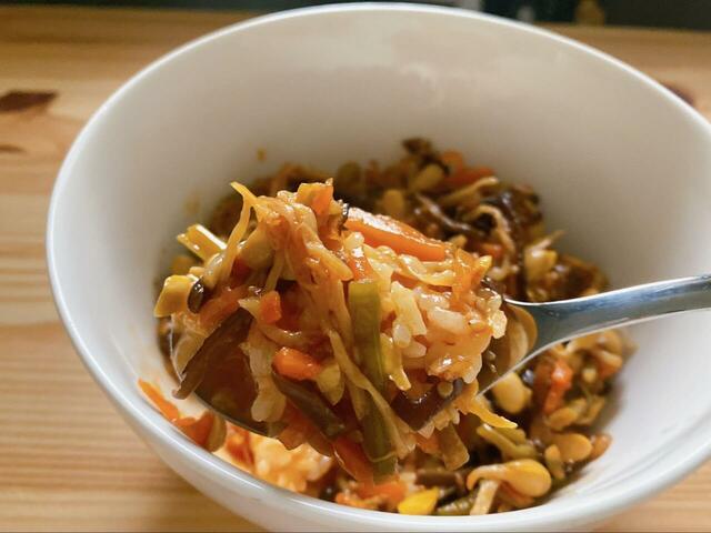 【まいばすけっと パパッと具沢山グルメ ビビンバの素】卵を絡めて食べるとマイルドな味わいに