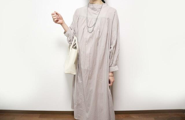 【DAY CLOSET 羽織れる2WAYパフスリーブナチュラルフレアシャツワンピ】前後を変えて着用。胸元が寂しくなってしまうので、ロングネックレスなどを合わせると◎