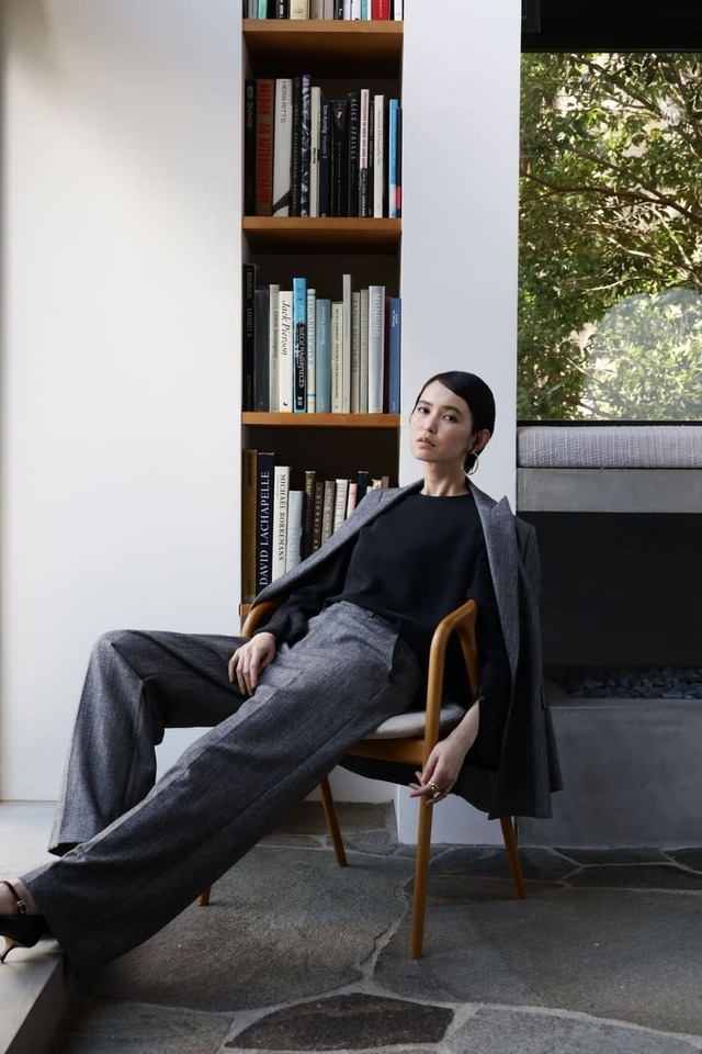 【『UNTITLED 軽量2WAYキルティングショルダーバッグBOOK』（宝島社）】本誌掲載スタイリング（ジャケット ¥41,800 ブラウス ¥17,600 パンツ ¥26,400）