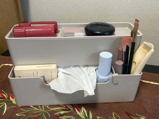 【ニトリ 多機能ティッシュケース】コスメ類も収納。筆やマスカラなど細めのものが多いので、引き出しは引き出しすぎず、筆類が倒れないよう調整◎