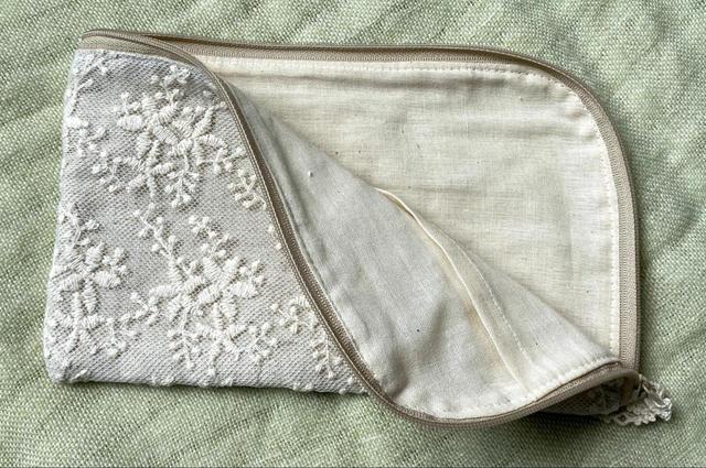 リネン×総刺繍 マスクケース／仕切りがあるので複数枚収納が可能！