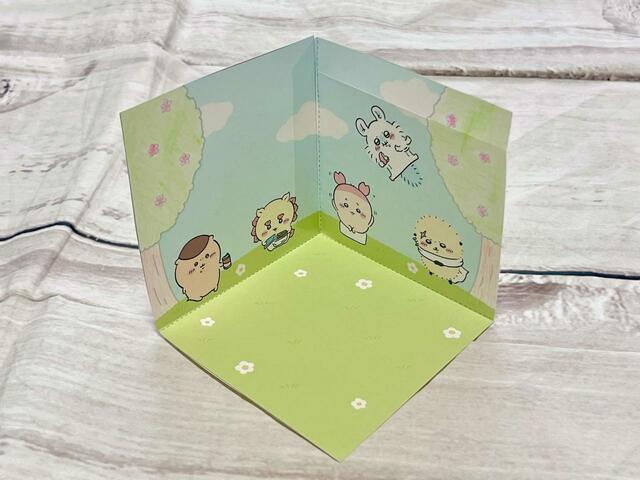 谷折り線に沿って折り、のり代にのりをつけて組み立て完成