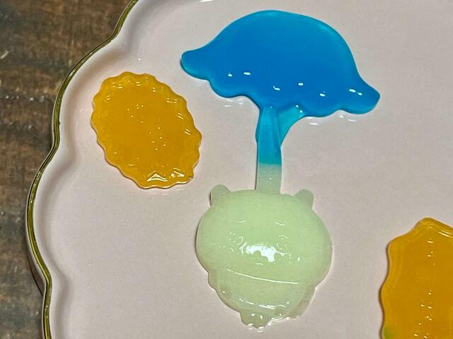 キノコに寄生されてしまったちいかわ、グミになってもかわいい…！