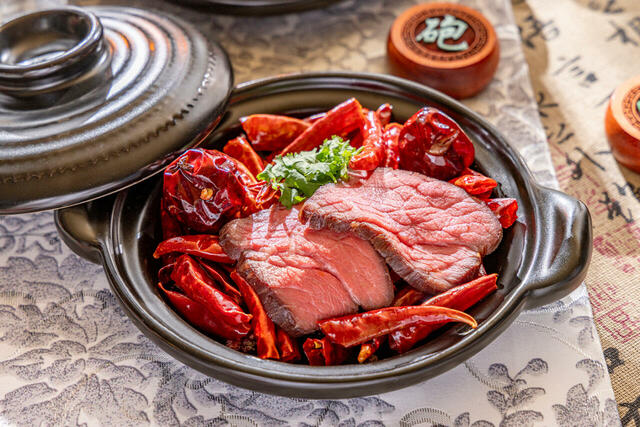 赤壁の戦い　黒毛和牛の低温調理　四川朝天辣椒、唐辛子、山椒のスパイシー香り炒め【ヒルトン東京『チャイニーズアフタヌーンティー三国志』】