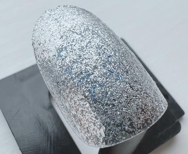 【NAILS.INC（ネイルズインク）BIODEGRADABLE Sloane Square Sparkles シルバー】重ねるほどぎっしりのシルバーラメがかわいい！