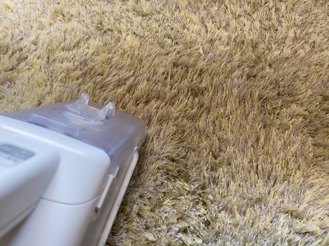 【アイリスオーヤマ ハンディリンサークリーナー】洗剤と水をかけてリンサークリーナーで吸い込むだけであっという間に洗浄完了！