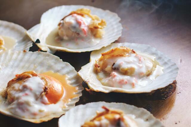 「殻付き帆立貝の鉄板焼き カニクリームソース」＜期間：2024年9月1日～ 12月20日＞【【京都】ズワイガニ食べ放題！“かに尽くし”ブッフェ「かに推し！海の幸のディナーブッフェ」開催！】