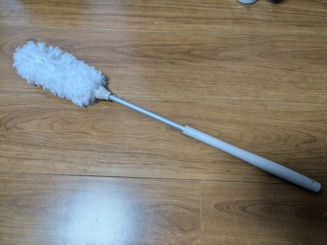 【アイリスオーヤマ MagiCaleena ゴミ回収ドック付き充電式サイクロンスティッククリーナー】付属の静電モップは伸縮性があるので、家具のすき間や高い場所の掃除にも便利♪