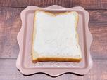 食パンにクリームチーズを塗ります