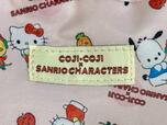 ポケット部分には「COJI COJI×SANRIO CHARACTERS」の織りタグ付き