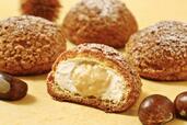 「マロン シュークリーム」<320円(税込)>【「パティスリーピネード」から、国産のシャインマスカットを使用した秋スイーツが登場】