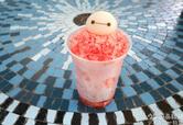 東京ディズニーリゾート「サマー・クールオフat Tokyo Disney Resort」スペシャルメニュー｜シェイブアイス（ストロベリー）｜600円｜販売店舗：プラザパビリオン・レストラン