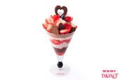 「〈新宿髙島屋店〉バレンタインパフェ」＜価格：2,200円（税込）＞【バレンタインデーまでの期間限定！タカノフルーツパーラーにハートが飾られた苺＆チョコのパフェ登場！】